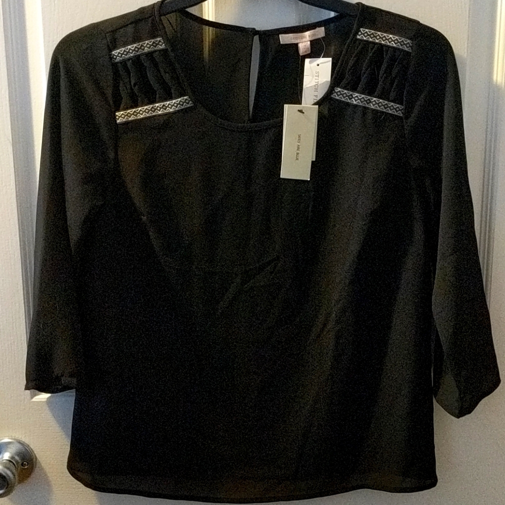 Skies are blue blouse black size small